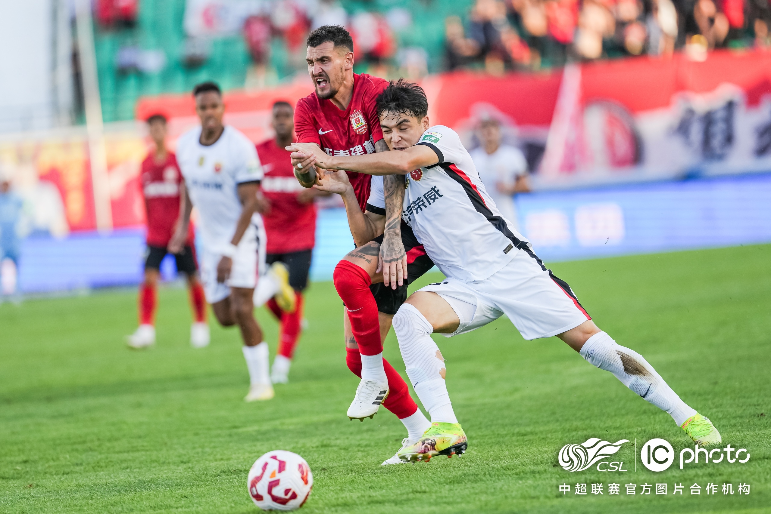 包含国际比赛日中超焦点战，新疆广汇远射贴柱，媒体盛赞，控场能力受关注的词条爱游戏全站